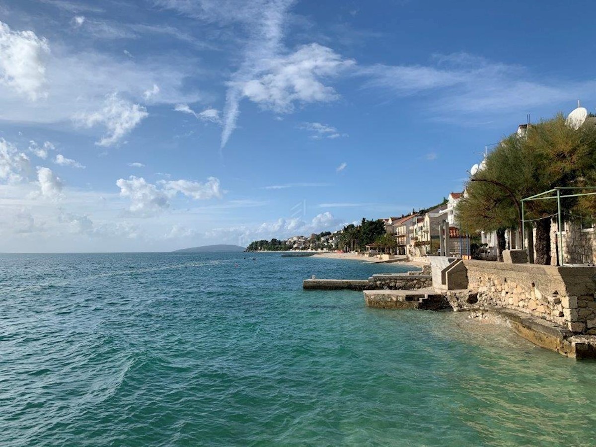 House in Brist front row to the sea