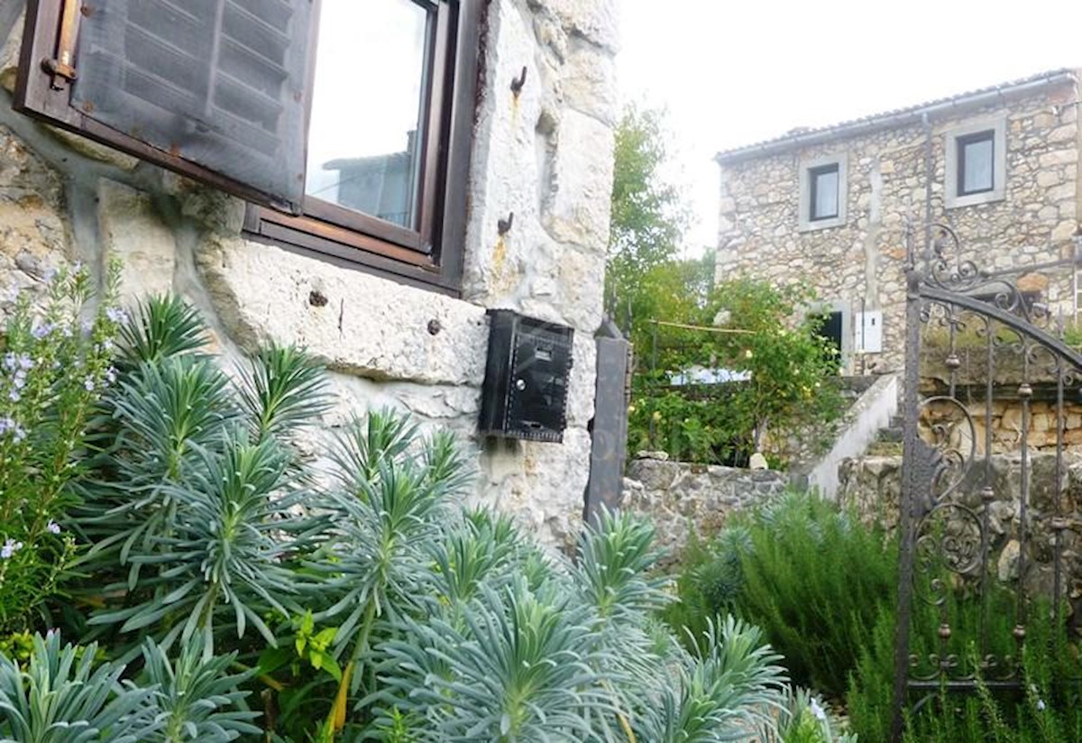 Semi-detached stone house, partially renovated