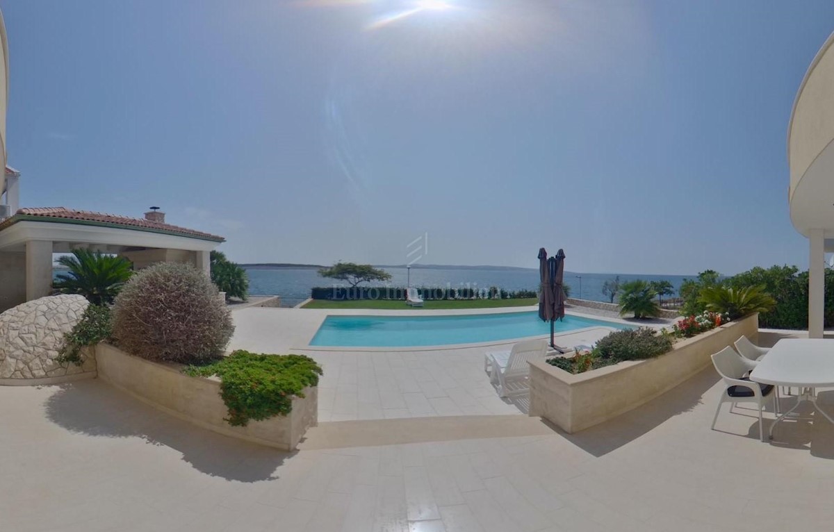 Superb apartment with pool, first row to the sea!