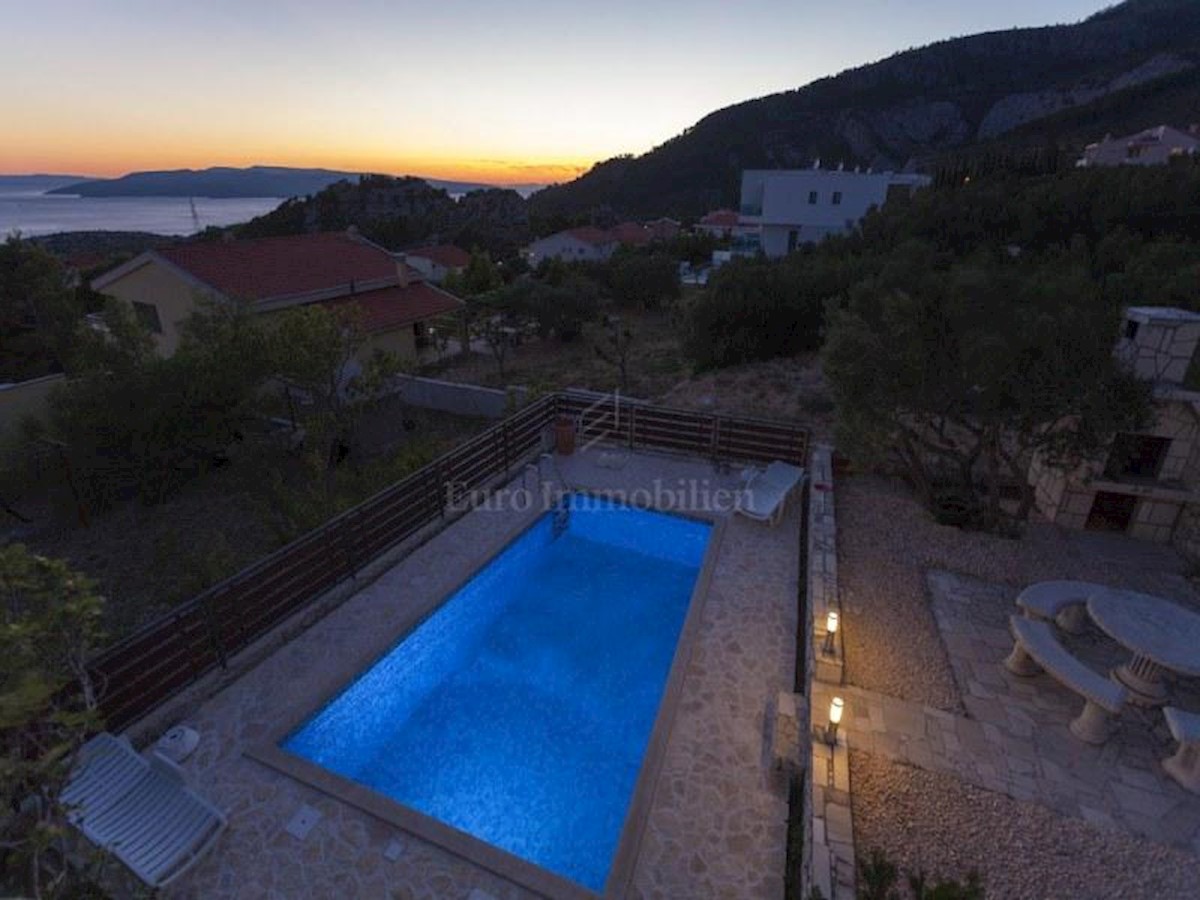 House with swimming pool and beautiful sea view in Veliko Brdo