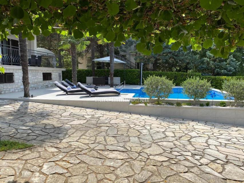 Beautiful detached house with pool, Malinska - island of Krk