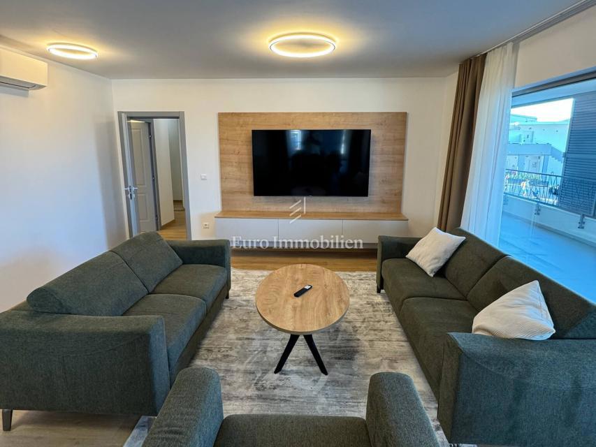 Appartamento di tre stanze con vista mare in un nuovo edificio a Baška Voda