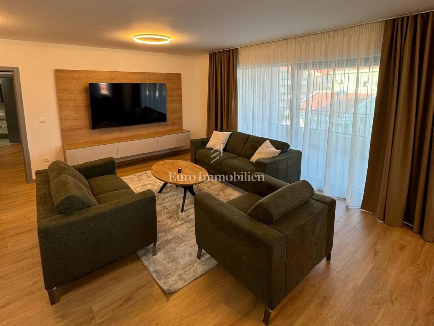 Appartamento di tre stanze con vista mare in un nuovo edificio a Baška Voda