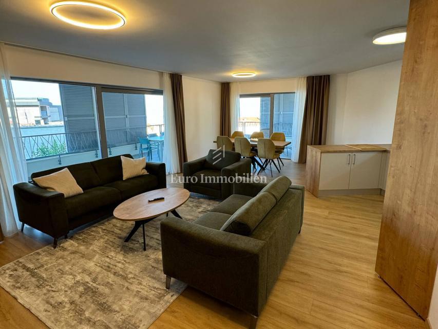 Appartamento di tre stanze con vista mare in un nuovo edificio a Baška Voda