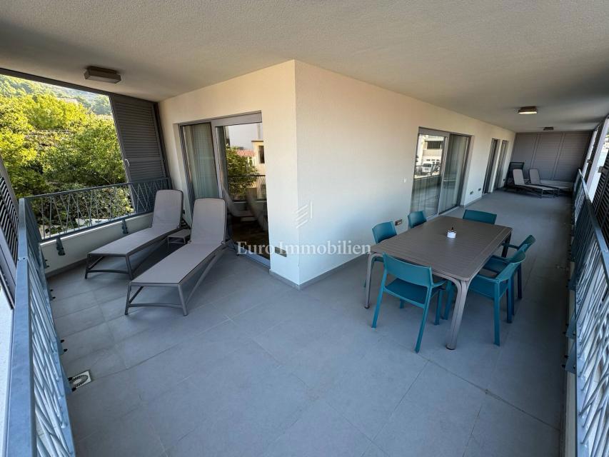 Appartamento di tre stanze con vista mare in un nuovo edificio a Baška Voda