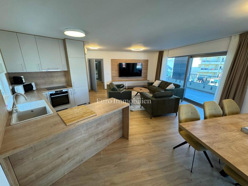 Appartamento di tre stanze con vista mare in un nuovo edificio a Baška Voda