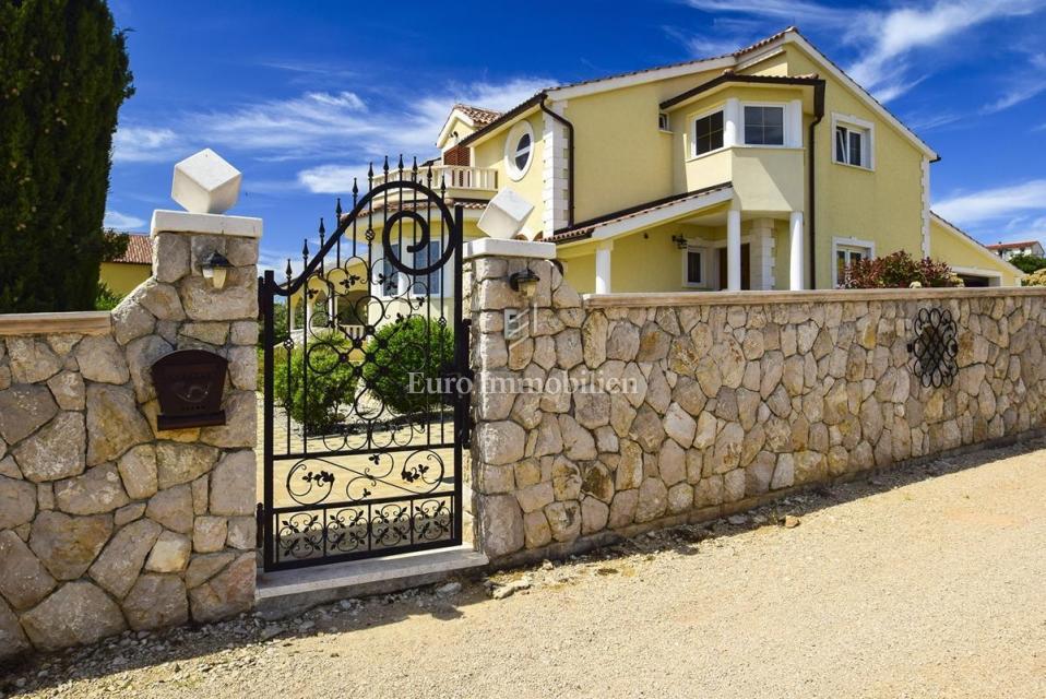Vodice - villa con piscina e bellissimo giardino