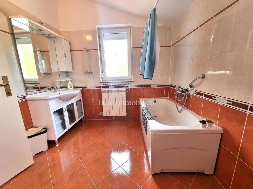 PARENZO!!! Casa bifamiliare con piscina, a 5 km dal centro cittadino