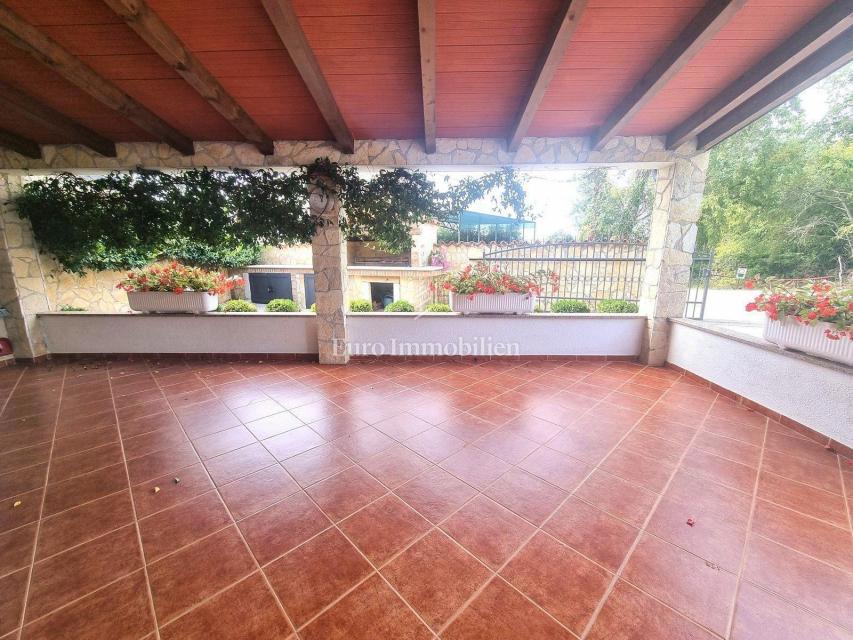 PARENZO!!! Casa bifamiliare con piscina, a 5 km dal centro cittadino