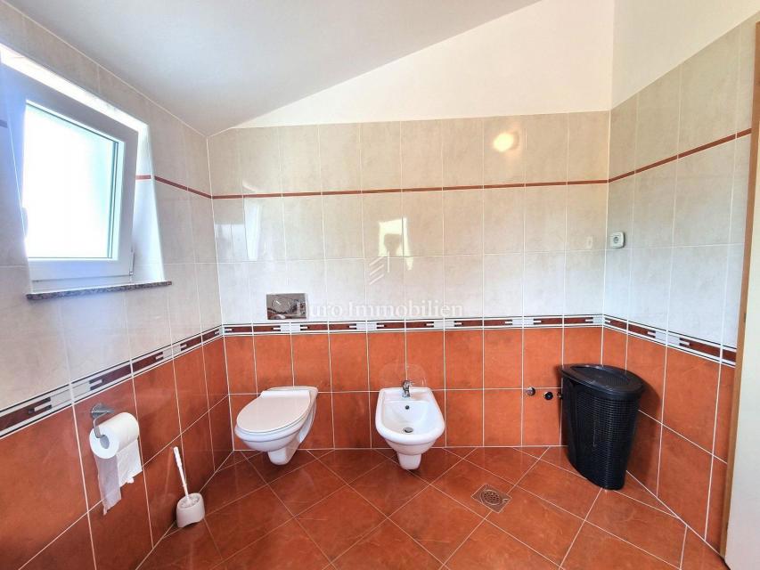 PARENZO!!! Casa bifamiliare con piscina, a 5 km dal centro cittadino
