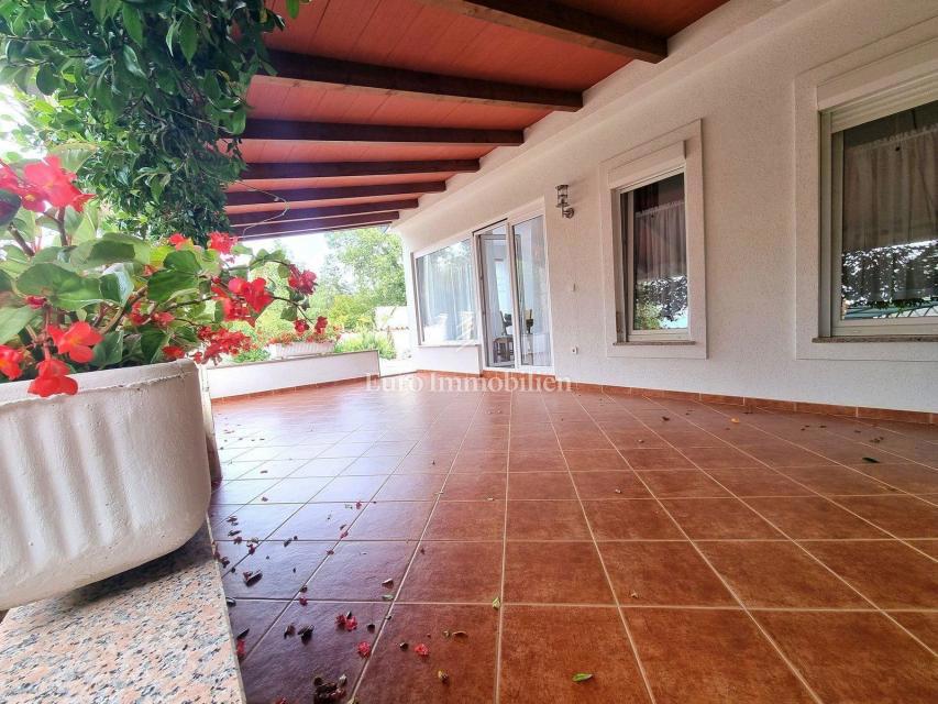 PARENZO!!! Casa bifamiliare con piscina, a 5 km dal centro cittadino