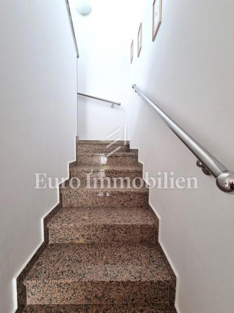 PARENZO!!! Casa bifamiliare con piscina, a 5 km dal centro cittadino