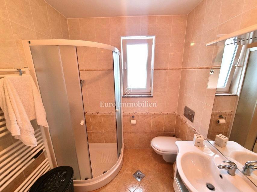 PARENZO!!! Casa bifamiliare con piscina, a 5 km dal centro cittadino