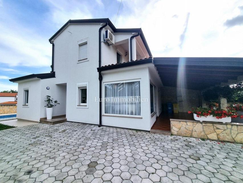 PARENZO!!! Casa bifamiliare con piscina, a 5 km dal centro cittadino