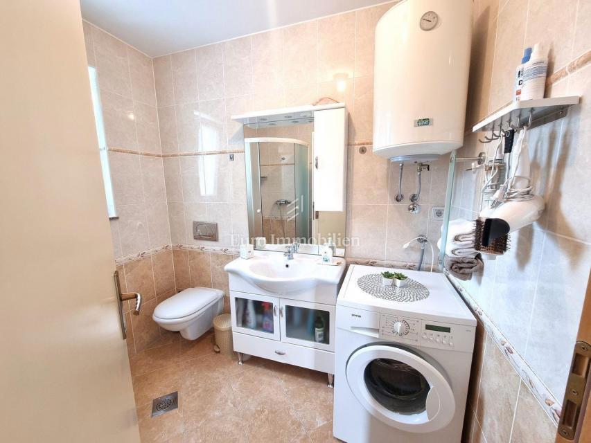 PARENZO!!! Casa bifamiliare con piscina, a 5 km dal centro cittadino