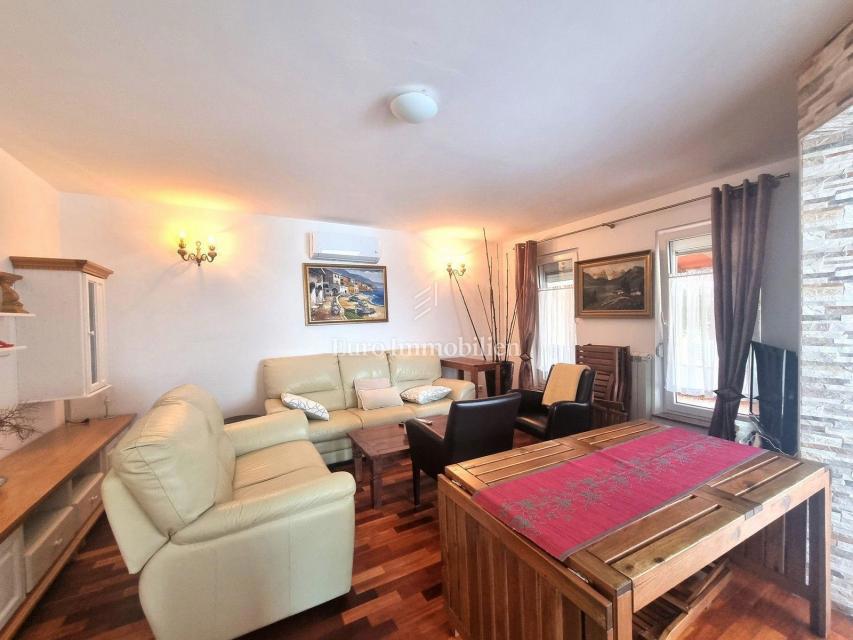PARENZO!!! Casa bifamiliare con piscina, a 5 km dal centro cittadino