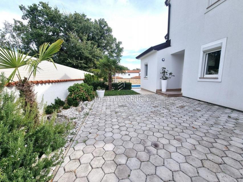 PARENZO!!! Casa bifamiliare con piscina, a 5 km dal centro cittadino