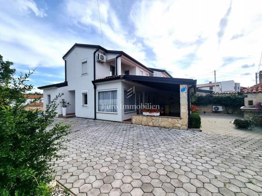 PARENZO!!! Casa bifamiliare con piscina, a 5 km dal centro cittadino