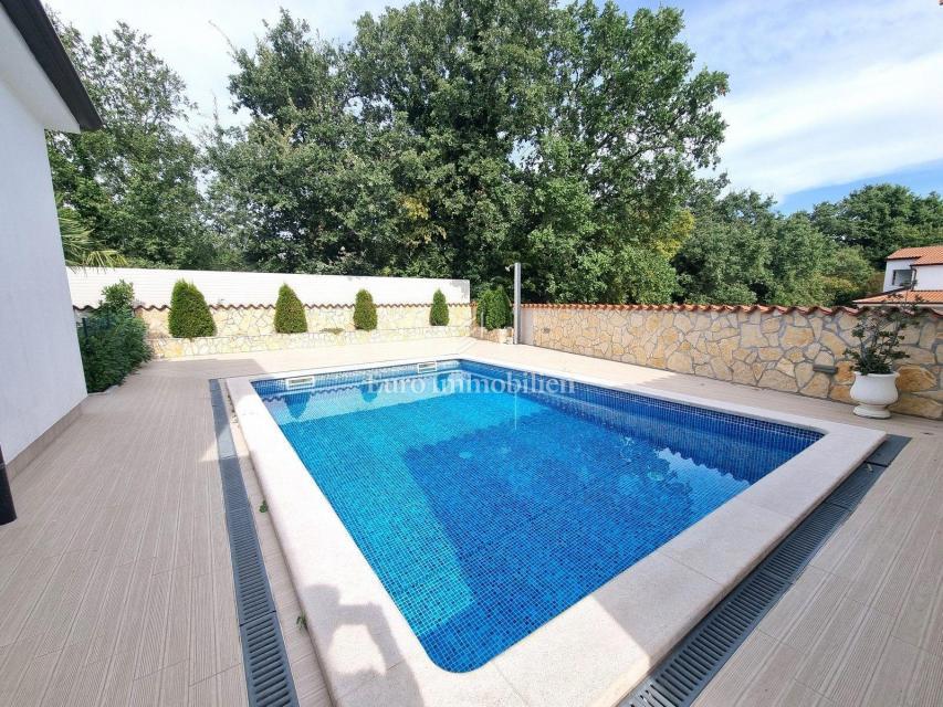 PARENZO!!! Casa bifamiliare con piscina, a 5 km dal centro cittadino