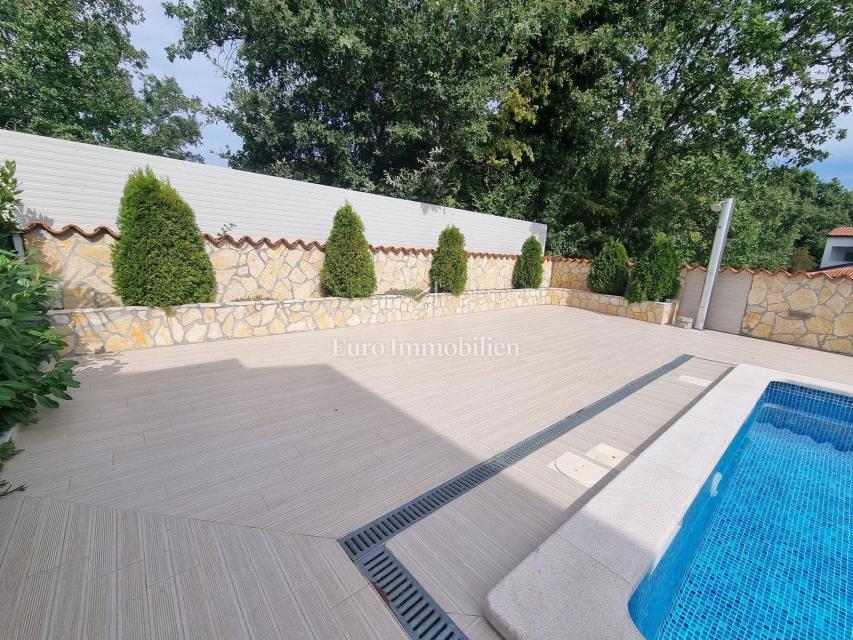 PARENZO!!! Casa bifamiliare con piscina, a 5 km dal centro cittadino