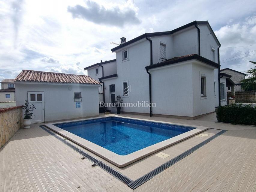 PARENZO!!! Casa bifamiliare con piscina, a 5 km dal centro cittadino