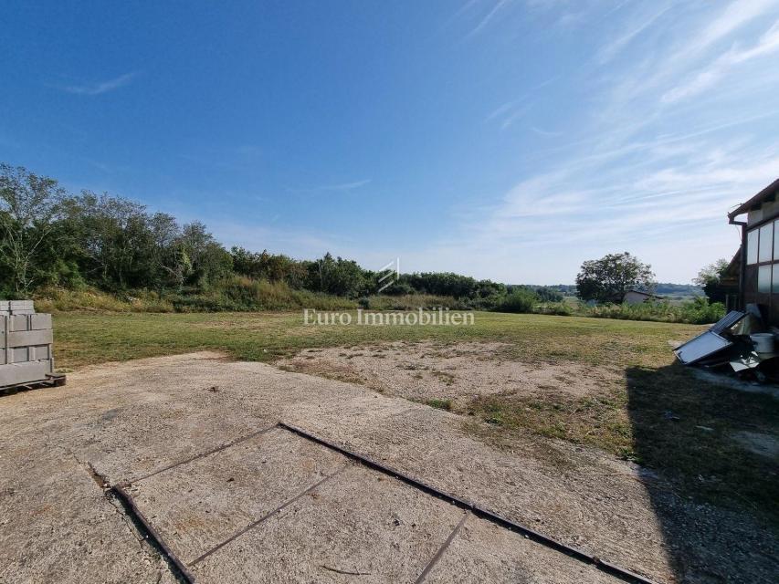 Dintorni di Visignano, edificio residenziale e commerciale ai margini del villaggio