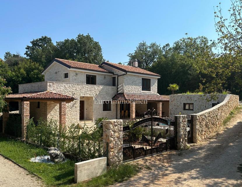 L'isola di Krk, casa in pietra con piscina, vicino al mare