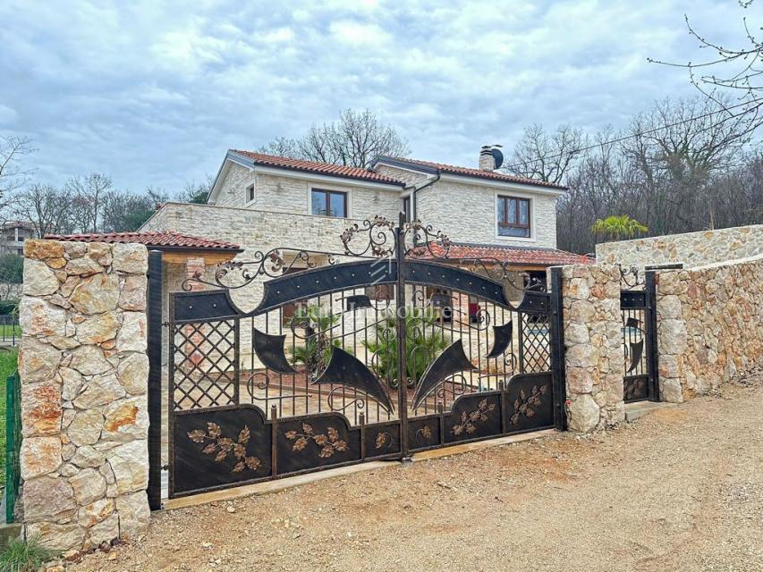 L'isola di Krk, casa in pietra con piscina, vicino al mare