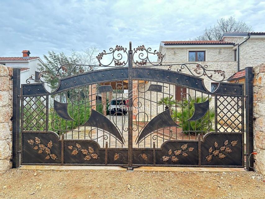 L'isola di Krk, casa in pietra con piscina, vicino al mare