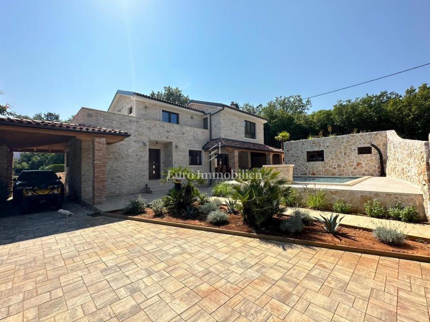 L'isola di Krk, casa in pietra con piscina, vicino al mare