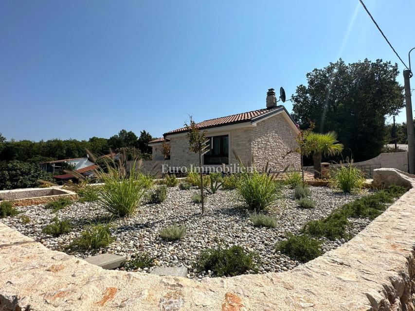 L'isola di Krk, casa in pietra con piscina, vicino al mare