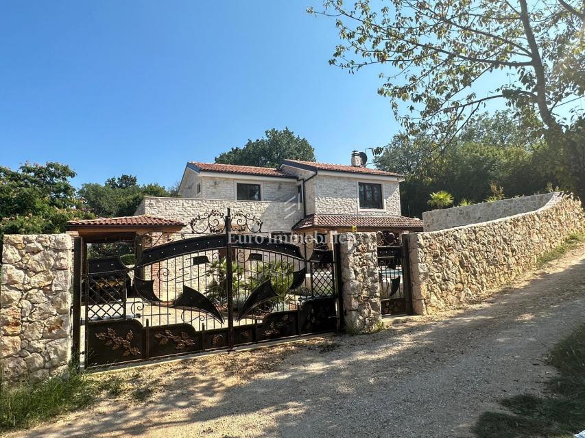 L'isola di Krk, casa in pietra con piscina, vicino al mare