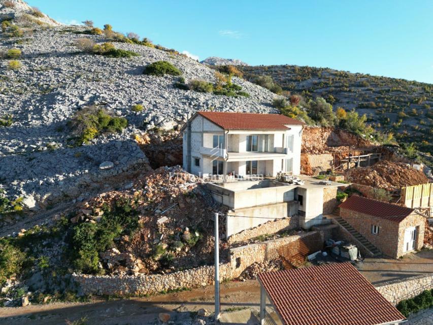 Casa con piscina al mare