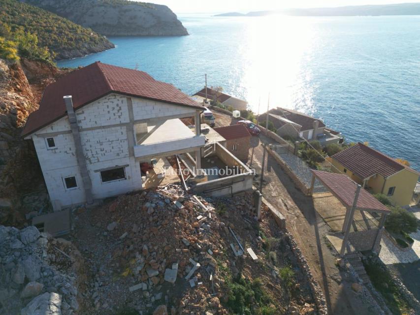 Casa con piscina al mare