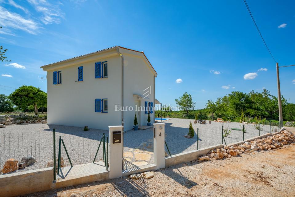 Casa indipendente con piscina nelle vicinanze di Parenzo