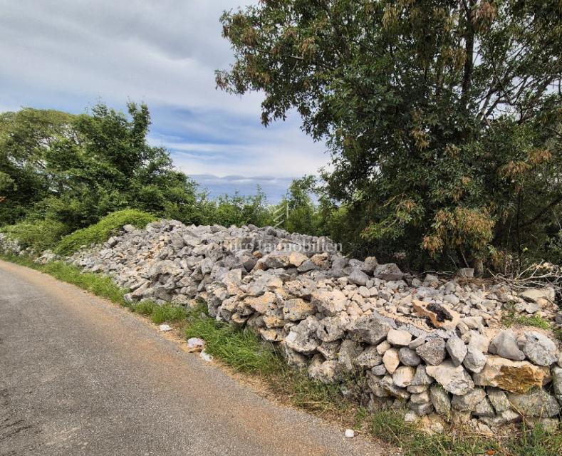 Isola di Krk, terreno edificabile vicino Malinska