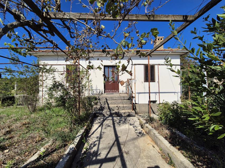 Casa indipendente in pietra con ampio giardino