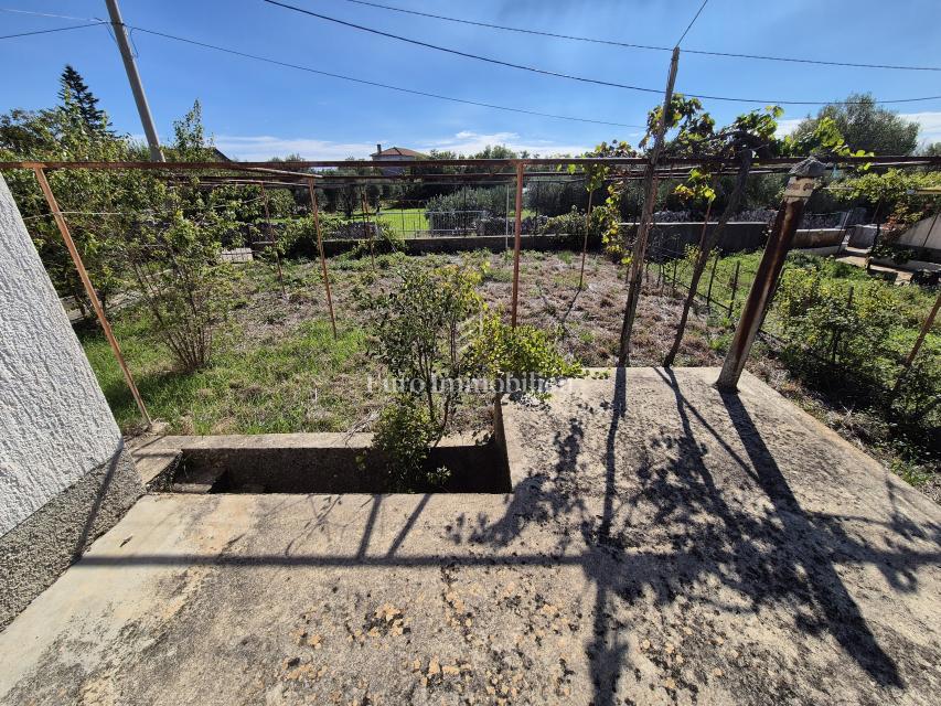 Casa indipendente in pietra con ampio giardino