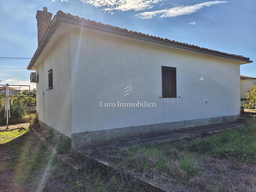 Casa indipendente in pietra con ampio giardino