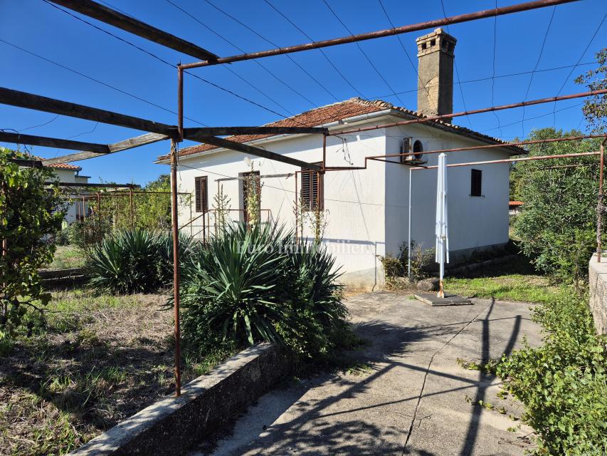 Casa indipendente in pietra con ampio giardino