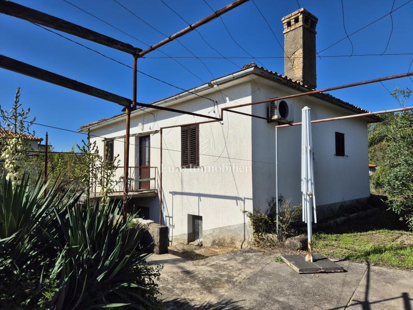 Casa indipendente in pietra con ampio giardino