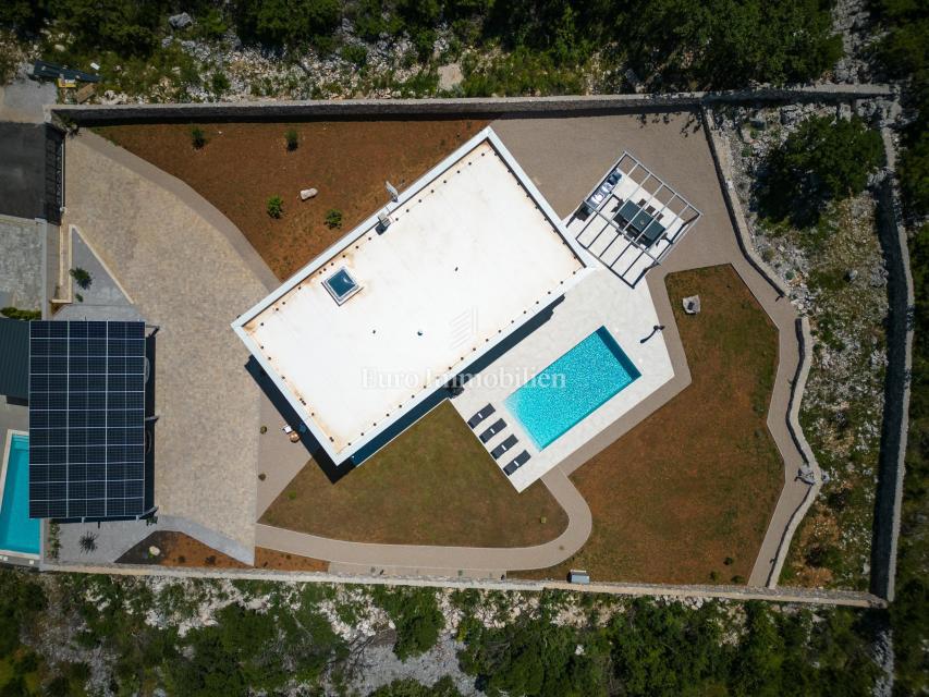 Villa con piscina e vista mare