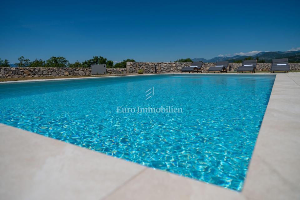 Villa con piscina e vista mare