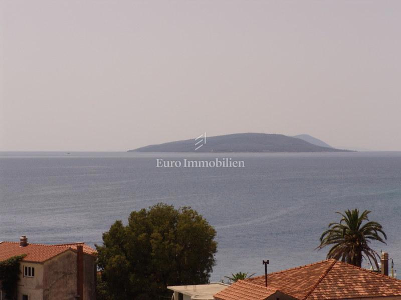 Casa con appartamenti vicino alla spiaggia a Podaca