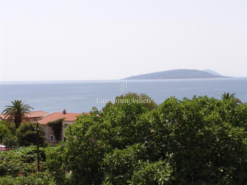 Casa con appartamenti vicino alla spiaggia a Podaca