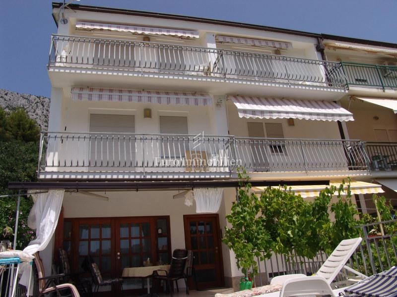 Casa con appartamenti vicino alla spiaggia a Podaca