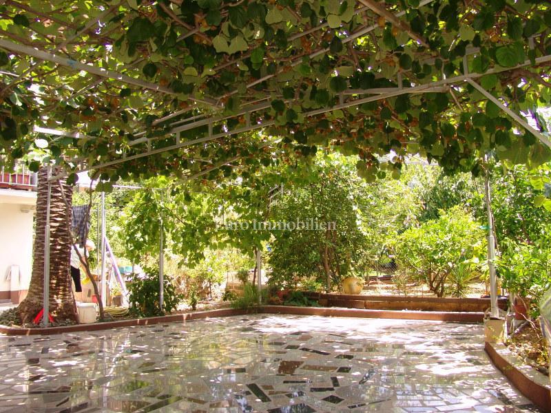 Casa con appartamenti vicino alla spiaggia a Podaca