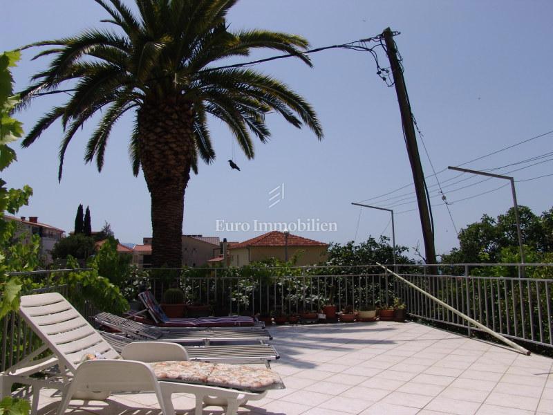 Casa con appartamenti vicino alla spiaggia a Podaca