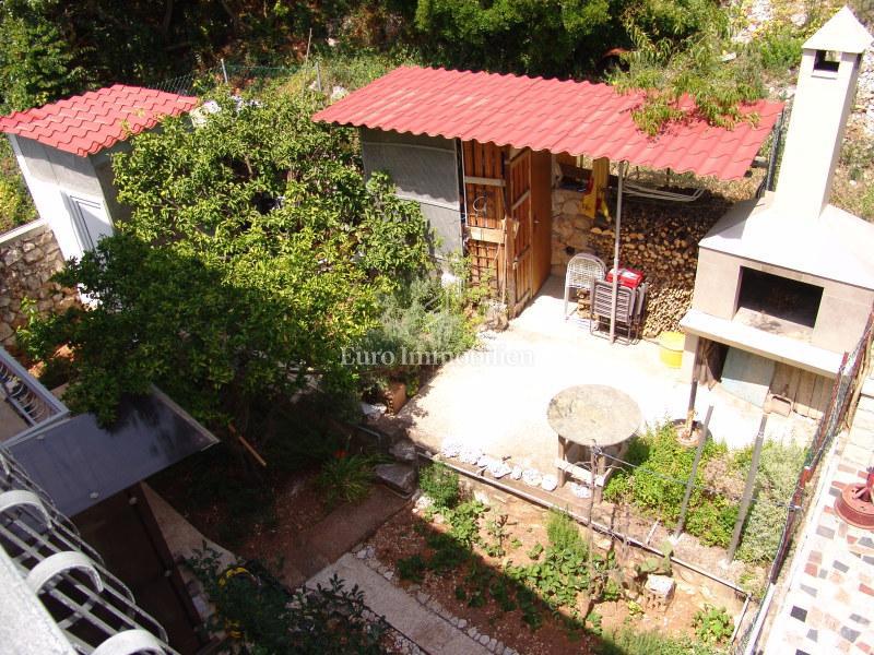 Casa con appartamenti vicino alla spiaggia a Podaca