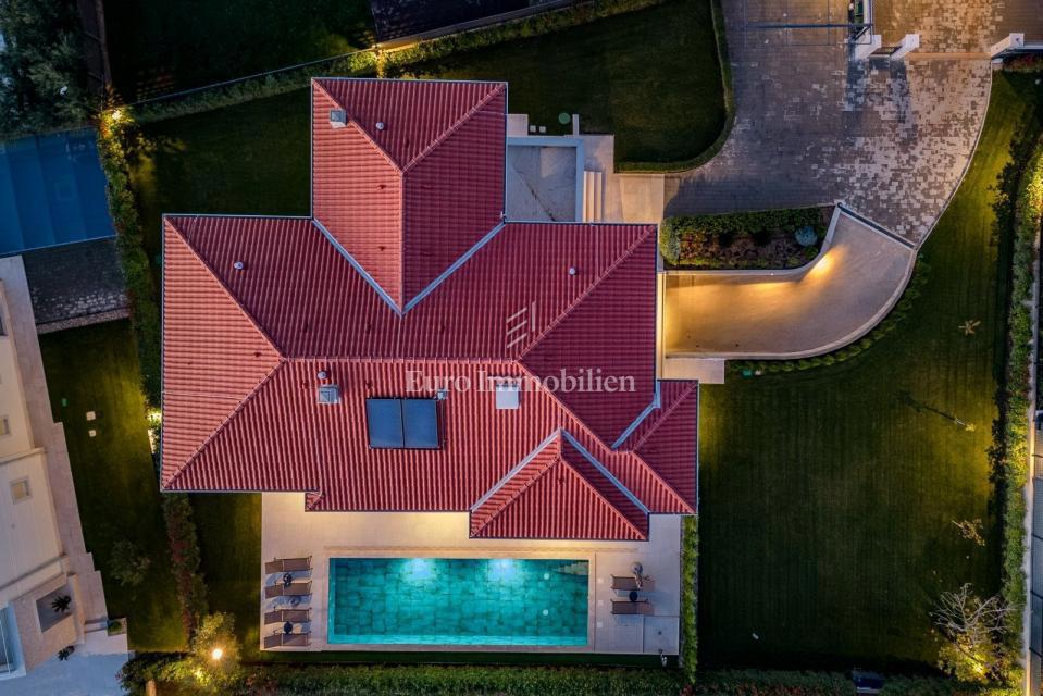 Villa con piscina e garage, a 1 km dal mare